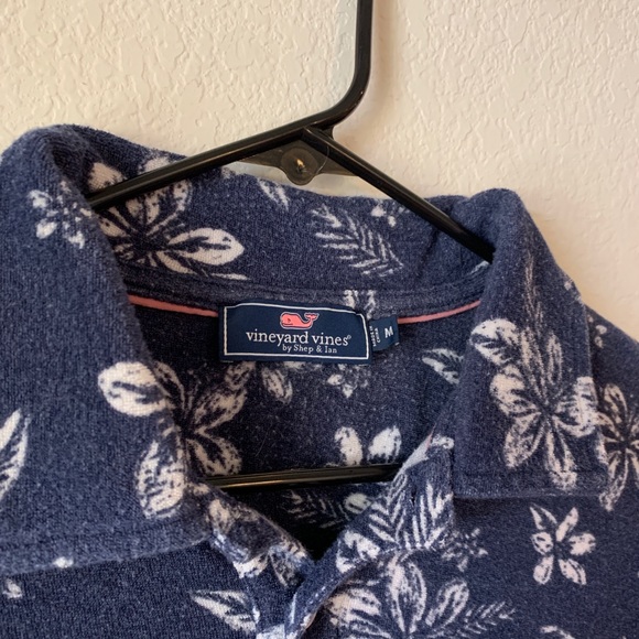 Men’s Vineyard Vines button down - Picture 3 of 3